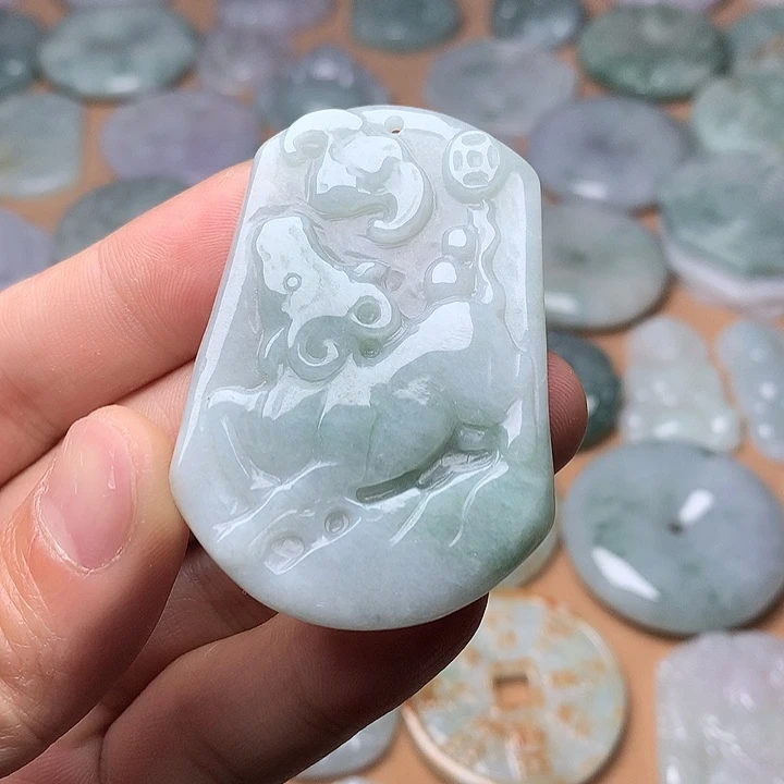 翡翠未镶嵌颈饰牛牌