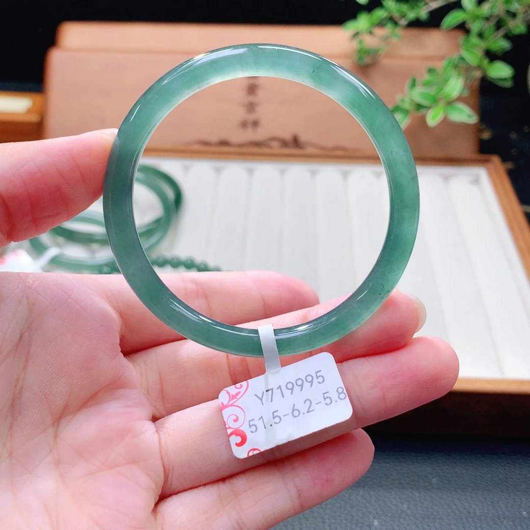 翡翠未镶嵌手镯（圆镯）