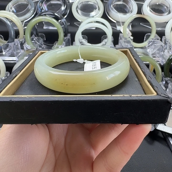 和田玉未镶嵌手镯