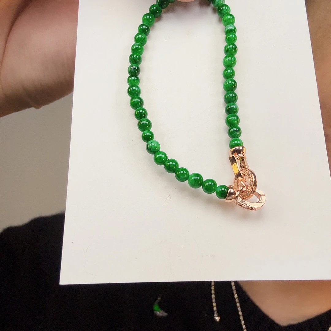 丰***语翡翠未镶嵌颈饰一件