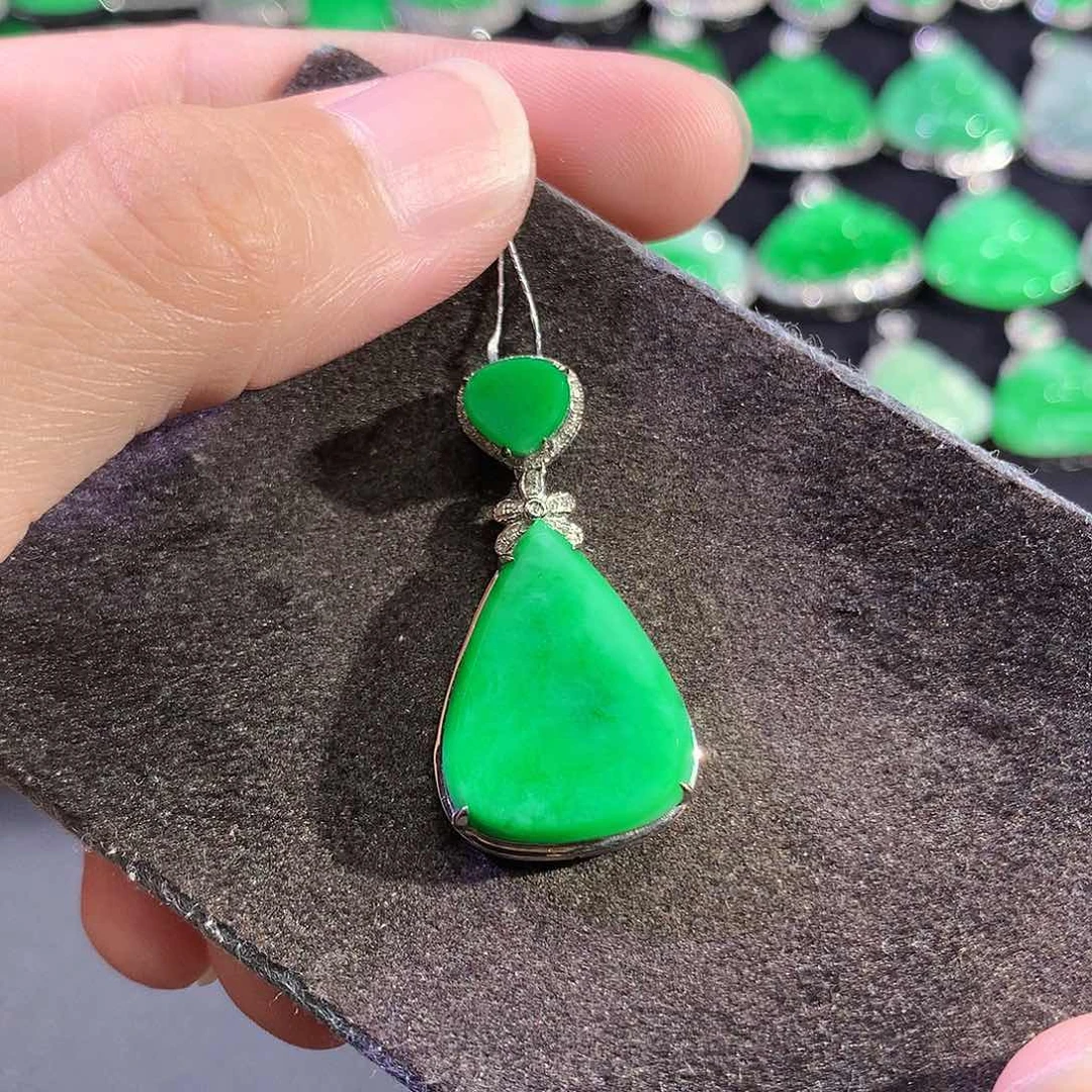 翡翠18K金镶嵌吊坠(赠链)