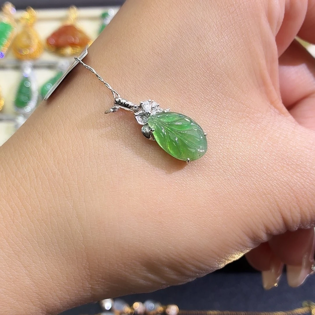 翡翠18K金镶嵌颈饰