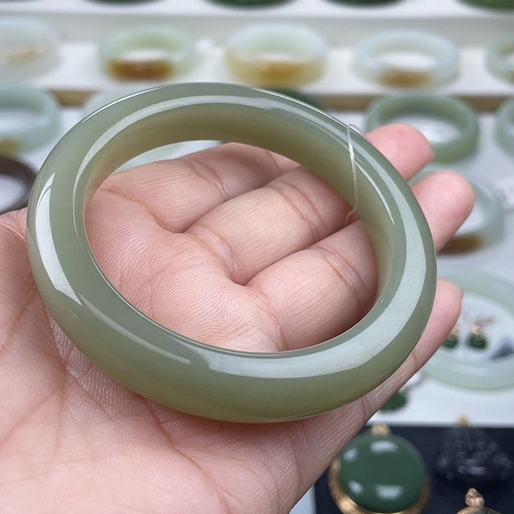 和田玉未镶嵌手镯