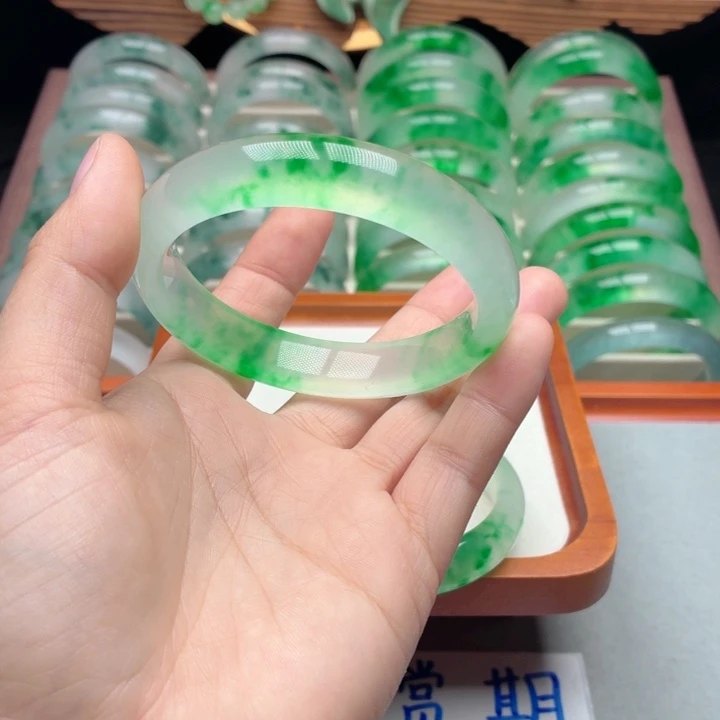 ღ***࿐石英质玉未镶嵌手镯