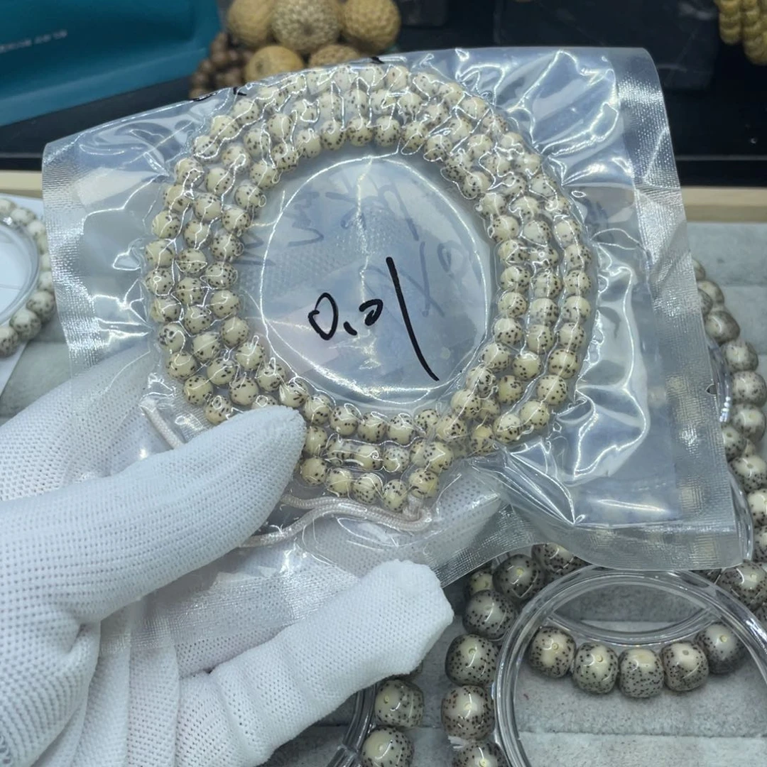 星月菩提吊坠安**。大留白