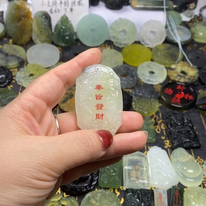 蛇纹石玉颈饰合金