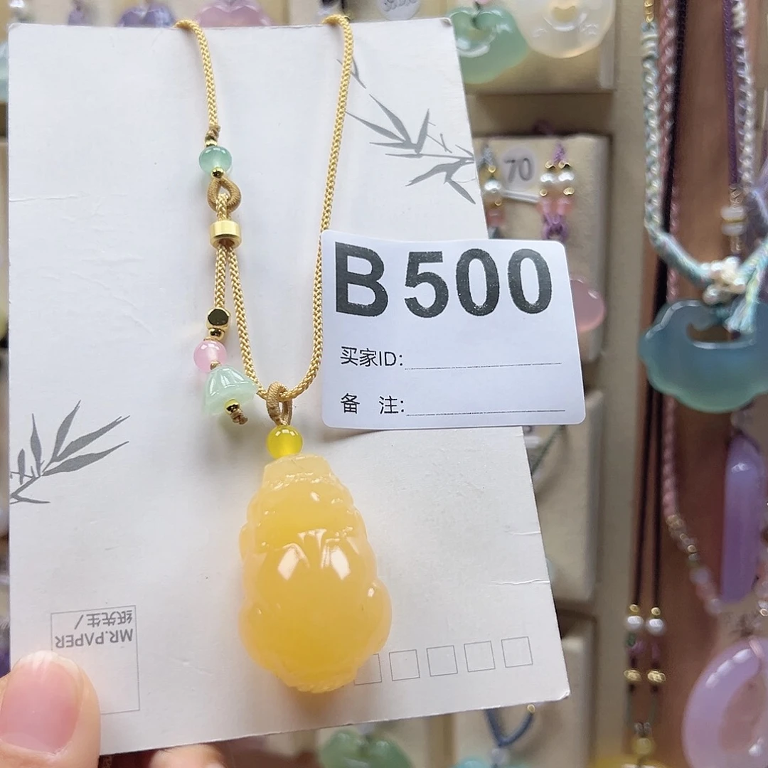 石英质玉颈饰合金龙**?