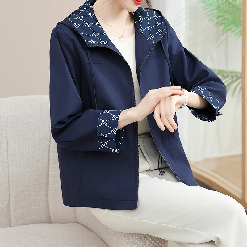妈妈春装外套洋气夹克连帽休闲上衣中老年人短款风衣女春秋衣服