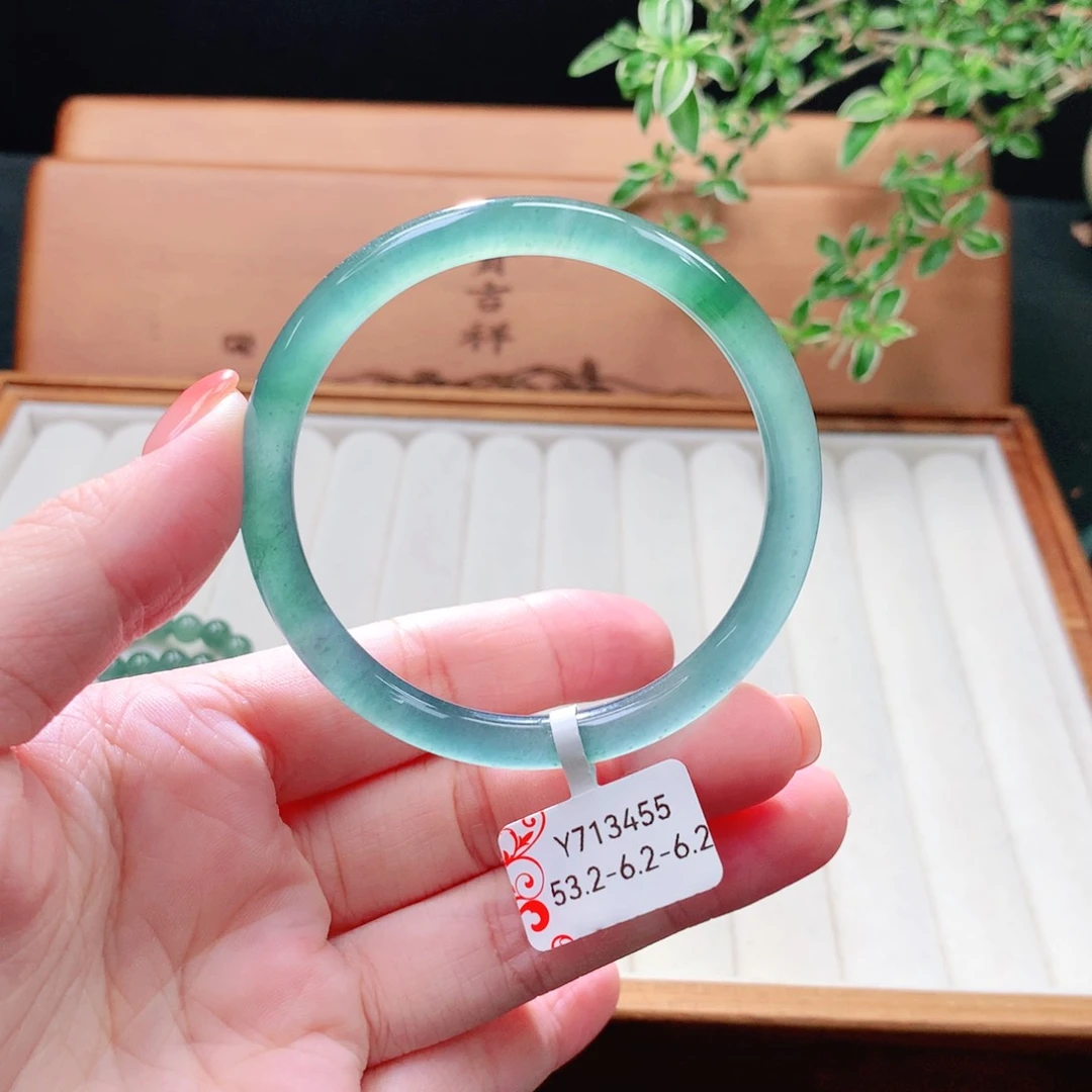 未镶嵌手镯（圆镯）翡翠