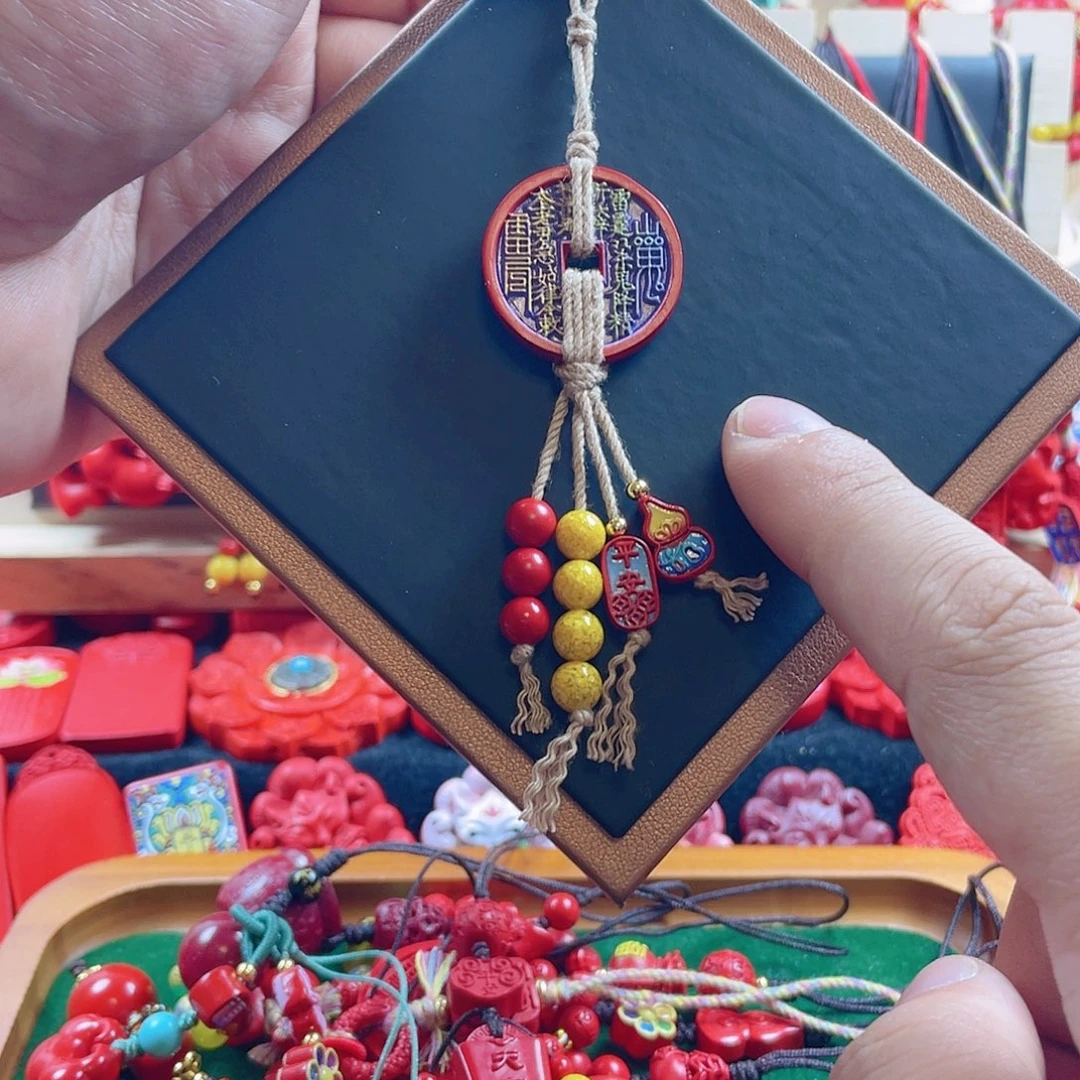 天然辰砂含辰砂工艺品彩绘山鬼花钱手机坠