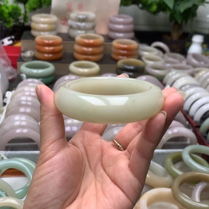 石英质玉未镶嵌手镯