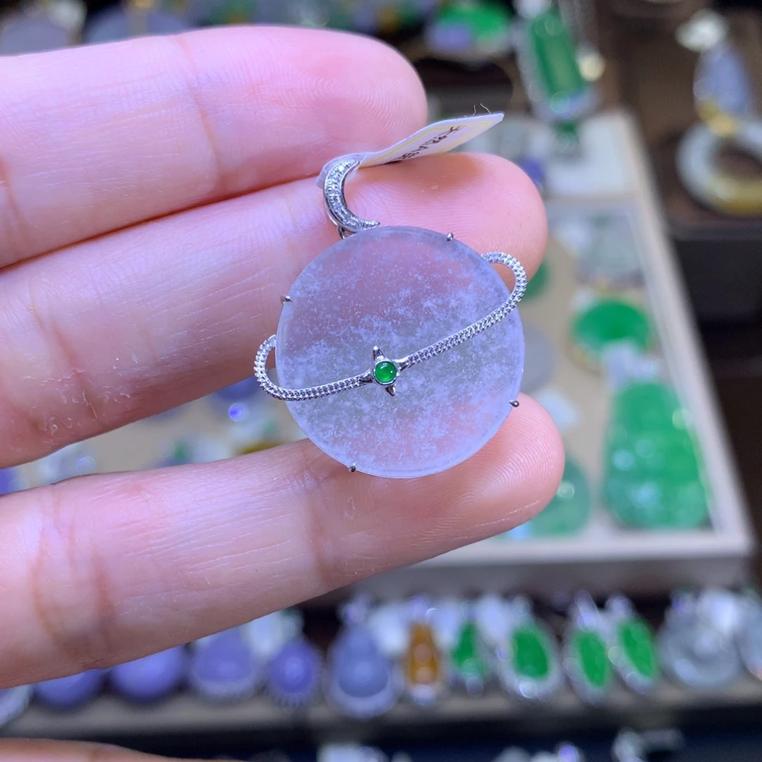 翡翠18K金镶嵌颈饰翡翠