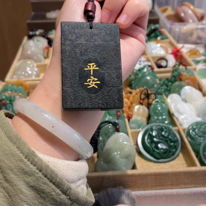 石英质玉未镶嵌颈饰