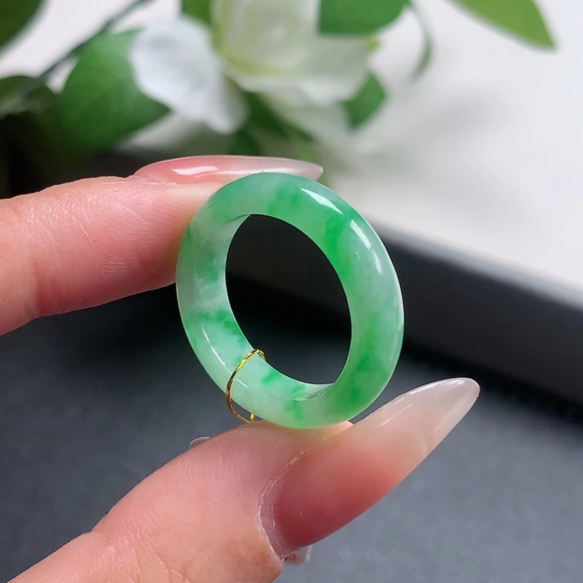 17圈 天然A货缅甸翡翠戒指戒圈白底飘阳绿S1969尺寸：18.3-5.7-3.2