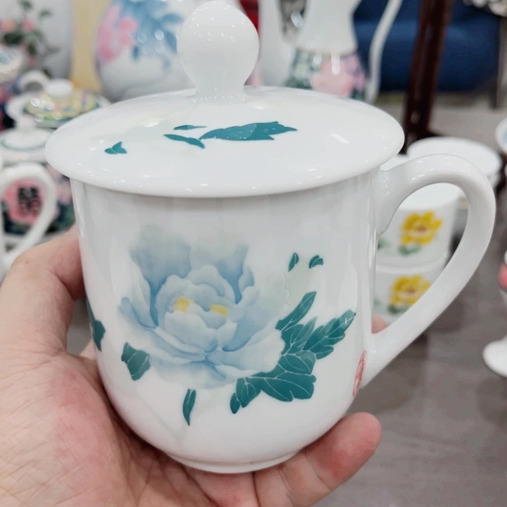 杯釉下五彩的瓷器在，