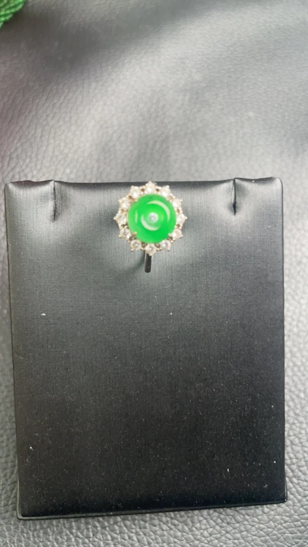 A货阳绿平安扣镶嵌精美戒指