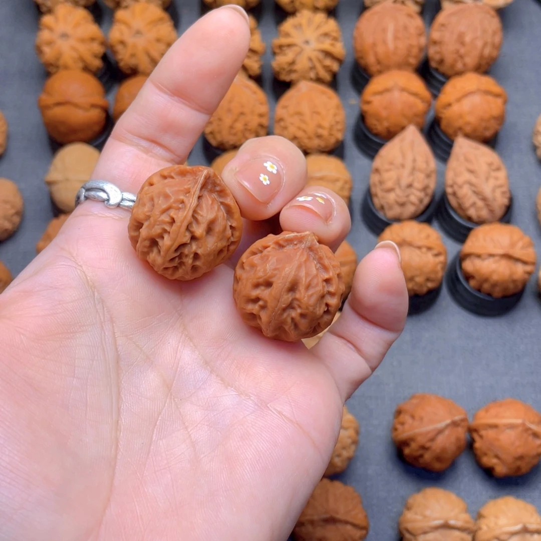 祥****核桃文玩把件小三棱