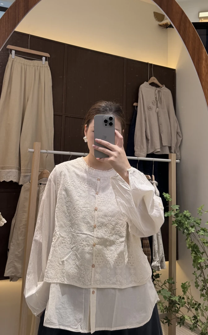 （简麻）秋季女衬衫极简风提花休闲圆领衬衣通勤长袖绣花成人J79