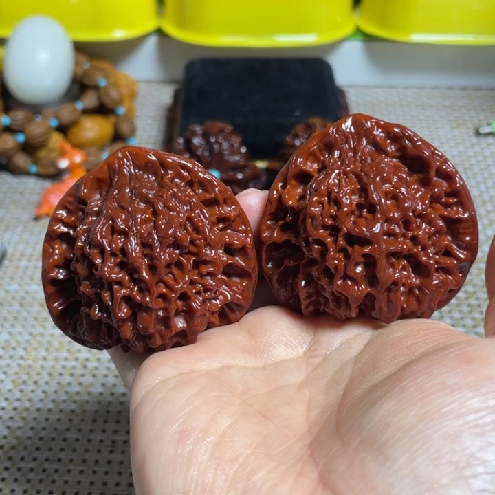 桃核把件50官帽。