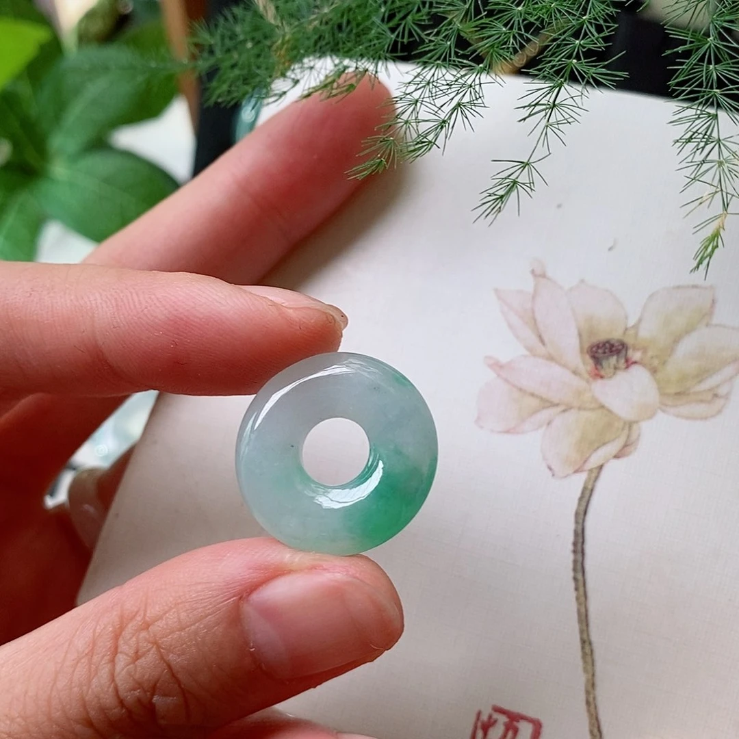 翡翠未镶嵌颈饰天然的