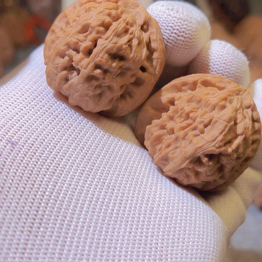 桃核把件36白狮子核桃