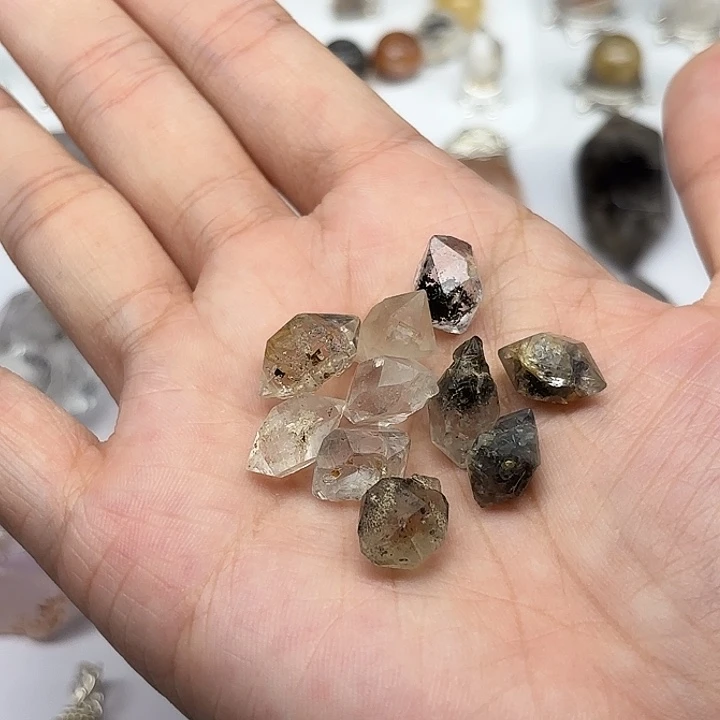 咩***y颈饰水晶未镶嵌10颗闪灵钻