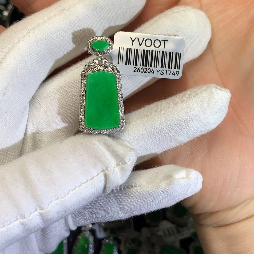 颈饰18K金镶嵌翡翠泉****膜