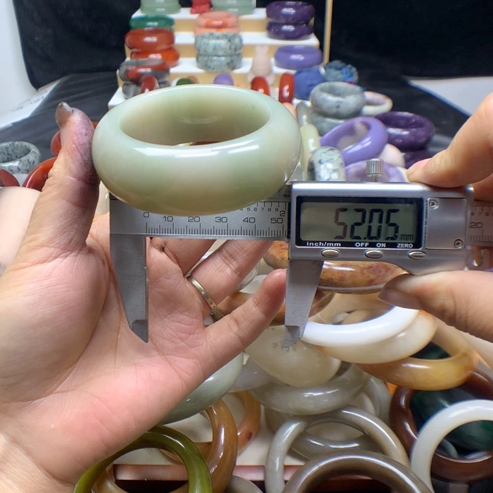 未镶嵌手镯石英质玉