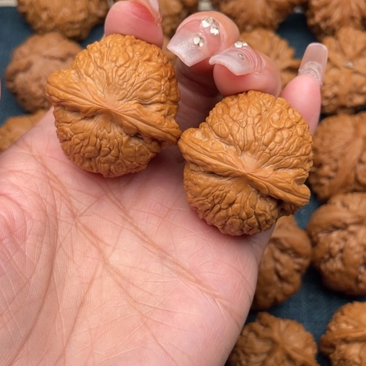 文玩核桃把件36全品乾隆磨。边肚同尺，一尺一克。