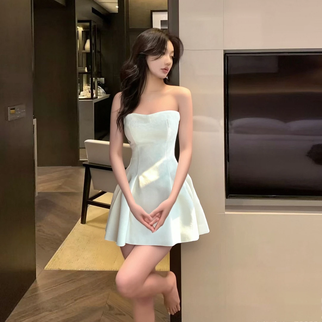奶白色抹胸露肩无袖连衣裙女2025秋新款法式简约名媛气质收腰短裙