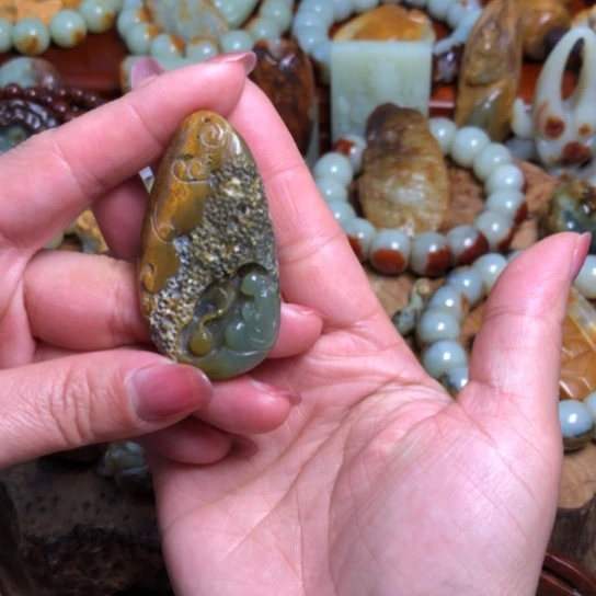 吊坠(赠链)未镶嵌岫岩河磨玉（透闪石质玉）