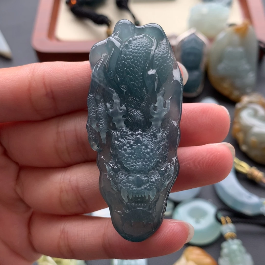 翡翠未镶嵌颈饰龙