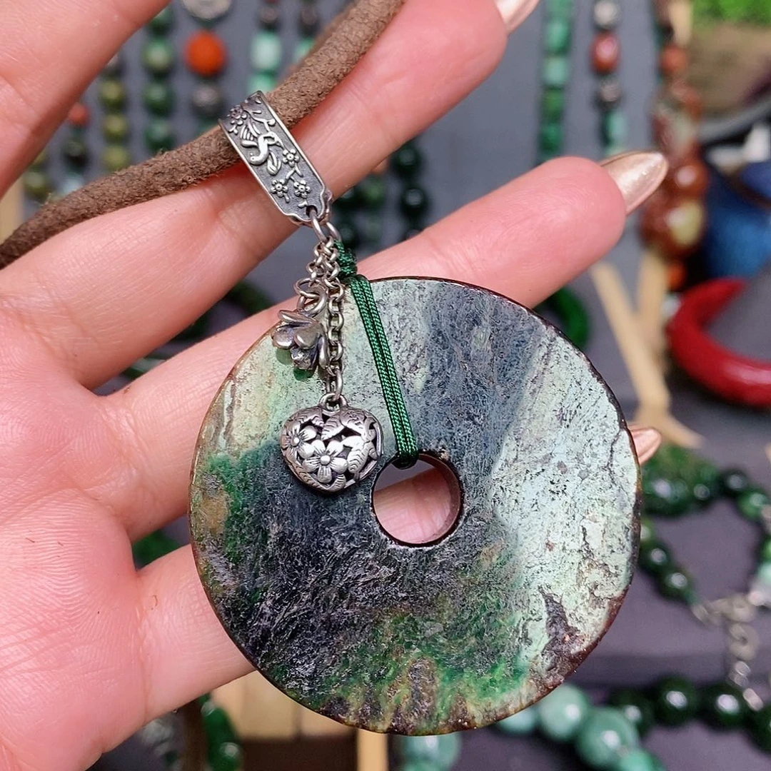 翡翠颈饰未镶嵌漂亮美眉