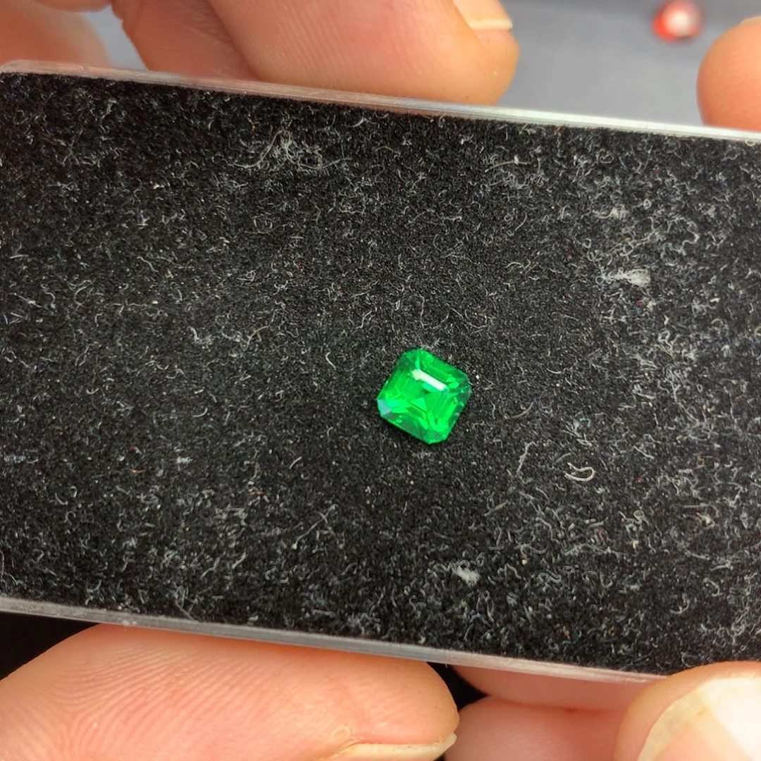 石榴石（沙弗莱）未镶嵌阿鲁沙卡扎尼绿0.75ct
