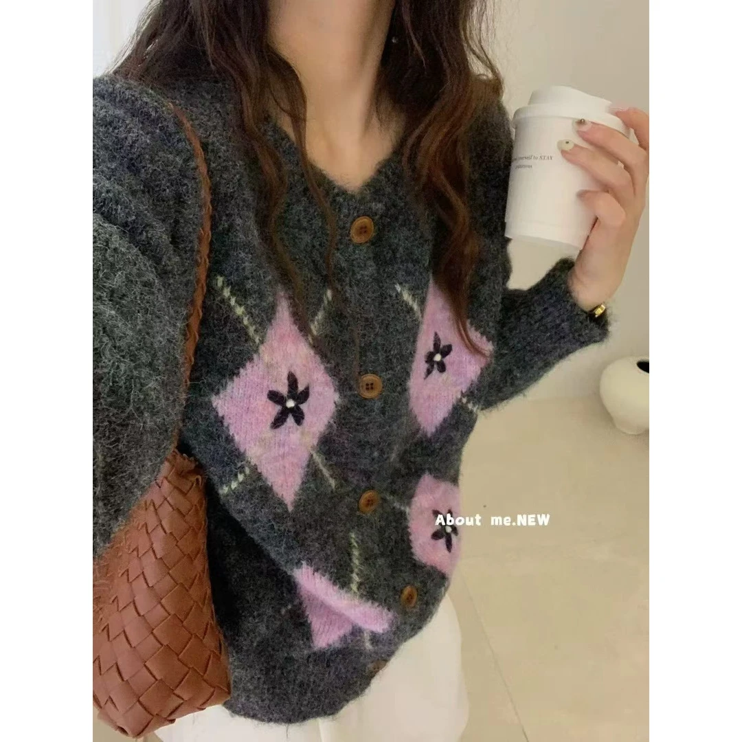 韩版复古刺绣花朵菱格毛衣外套女装2025年秋冬设计感针织开衫上衣