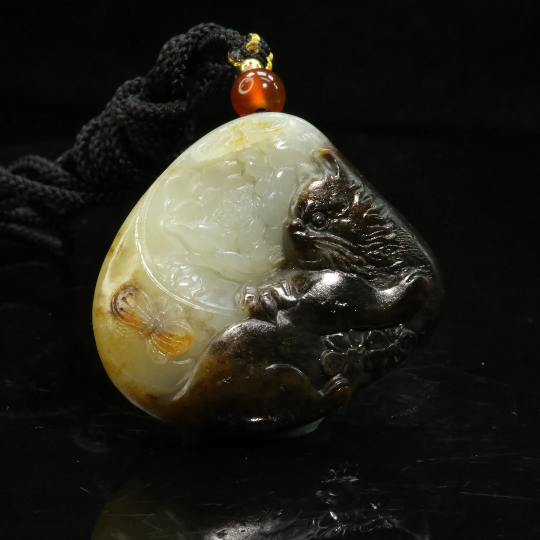 37和田玉聚黑皮籽儿原石吊坠（赵新生作）/200290保利厦门拍卖