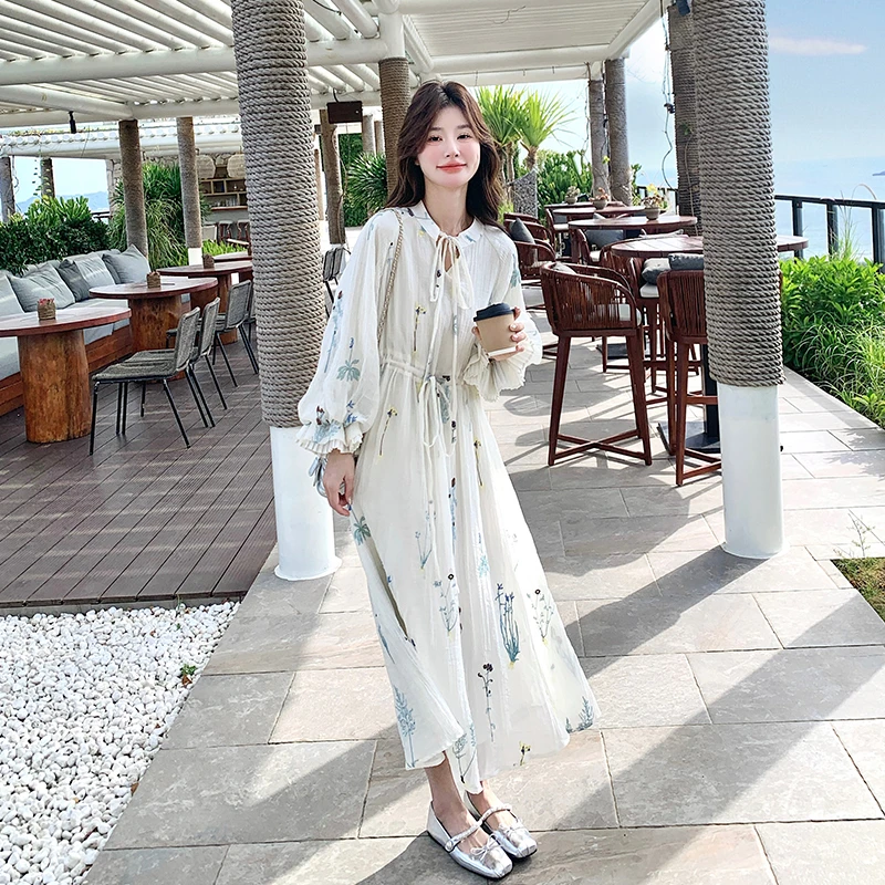 法式灯笼袖印花连衣裙女2025春季新款温柔风气质收腰海边度假长裙
