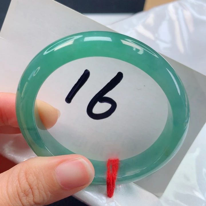 翡翠手镯（贵妃镯）未镶嵌满绿