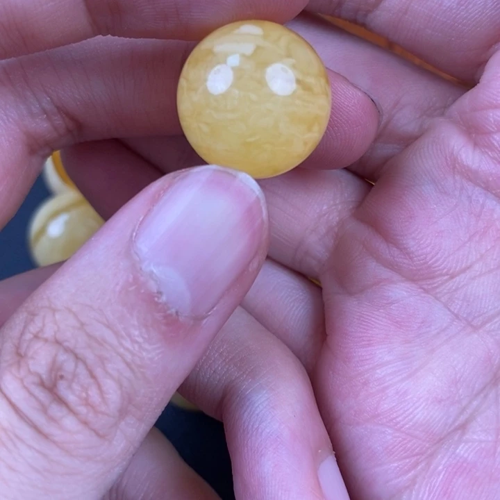 未镶嵌琥珀裸石微瑕84