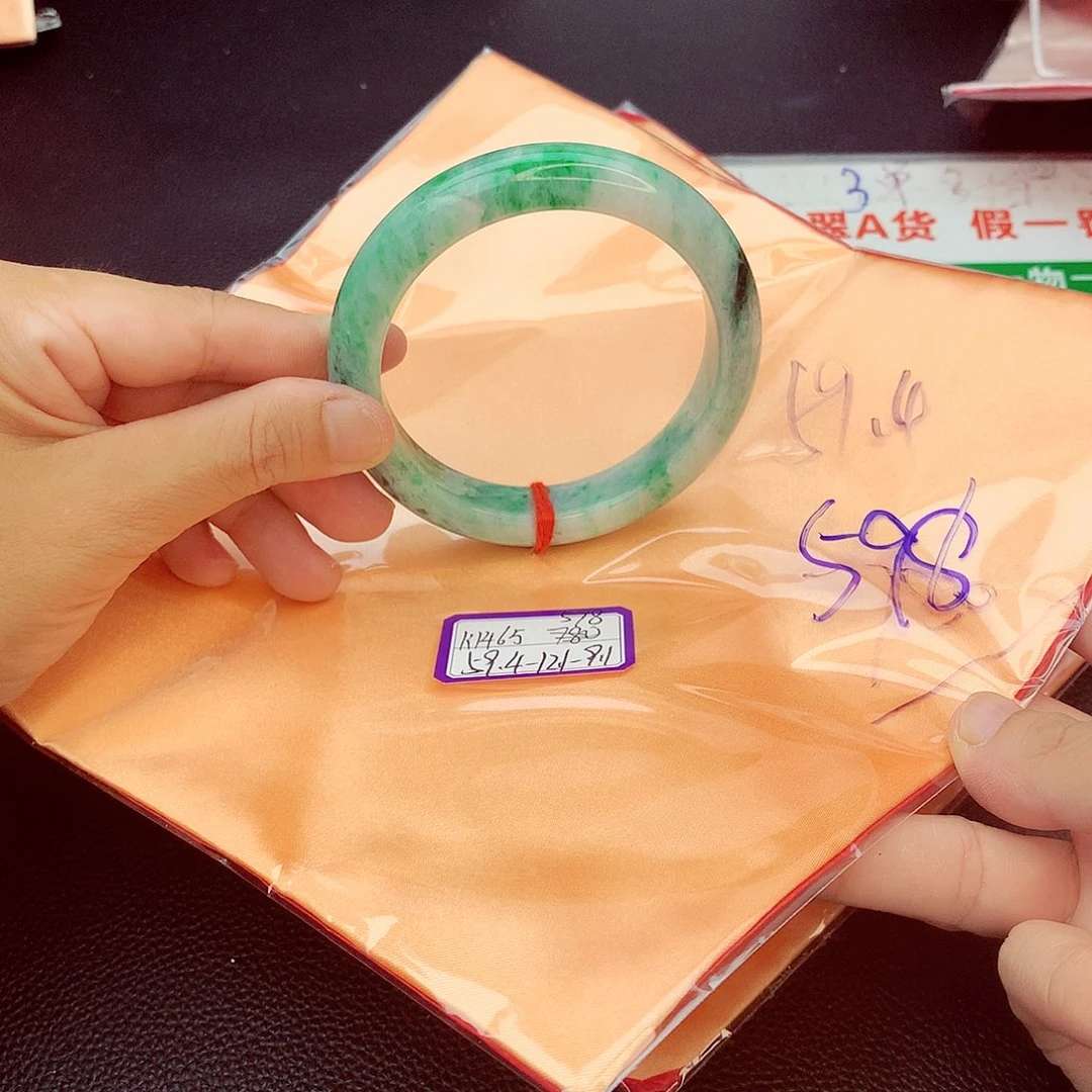 翡翠手镯未镶嵌翡翠