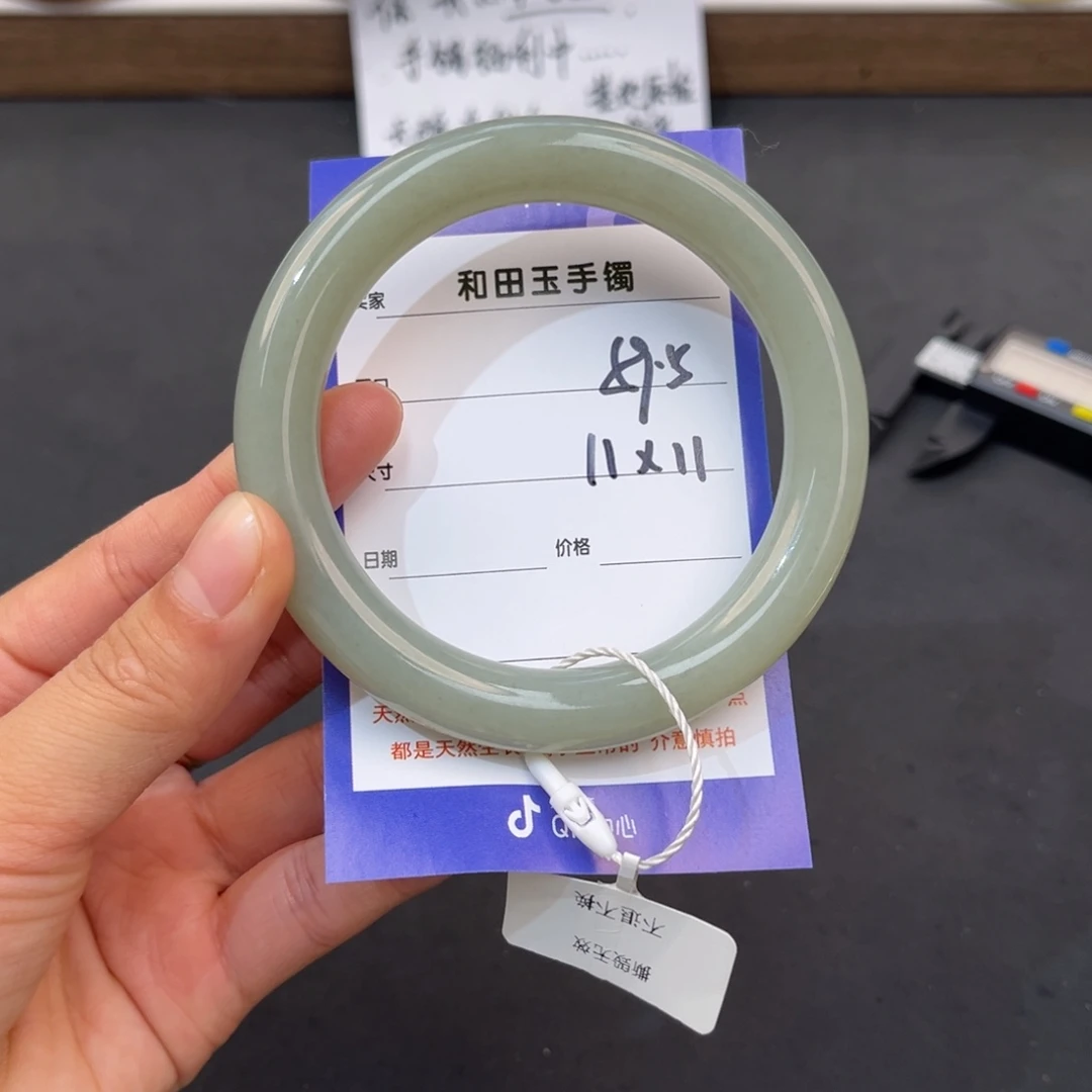 和田玉未镶嵌手镯