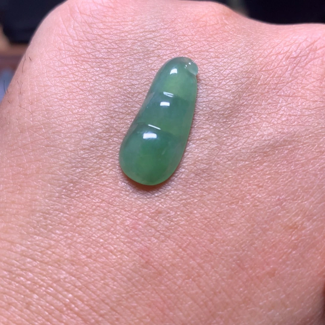 翡翠未镶嵌颈饰冰绿豆子