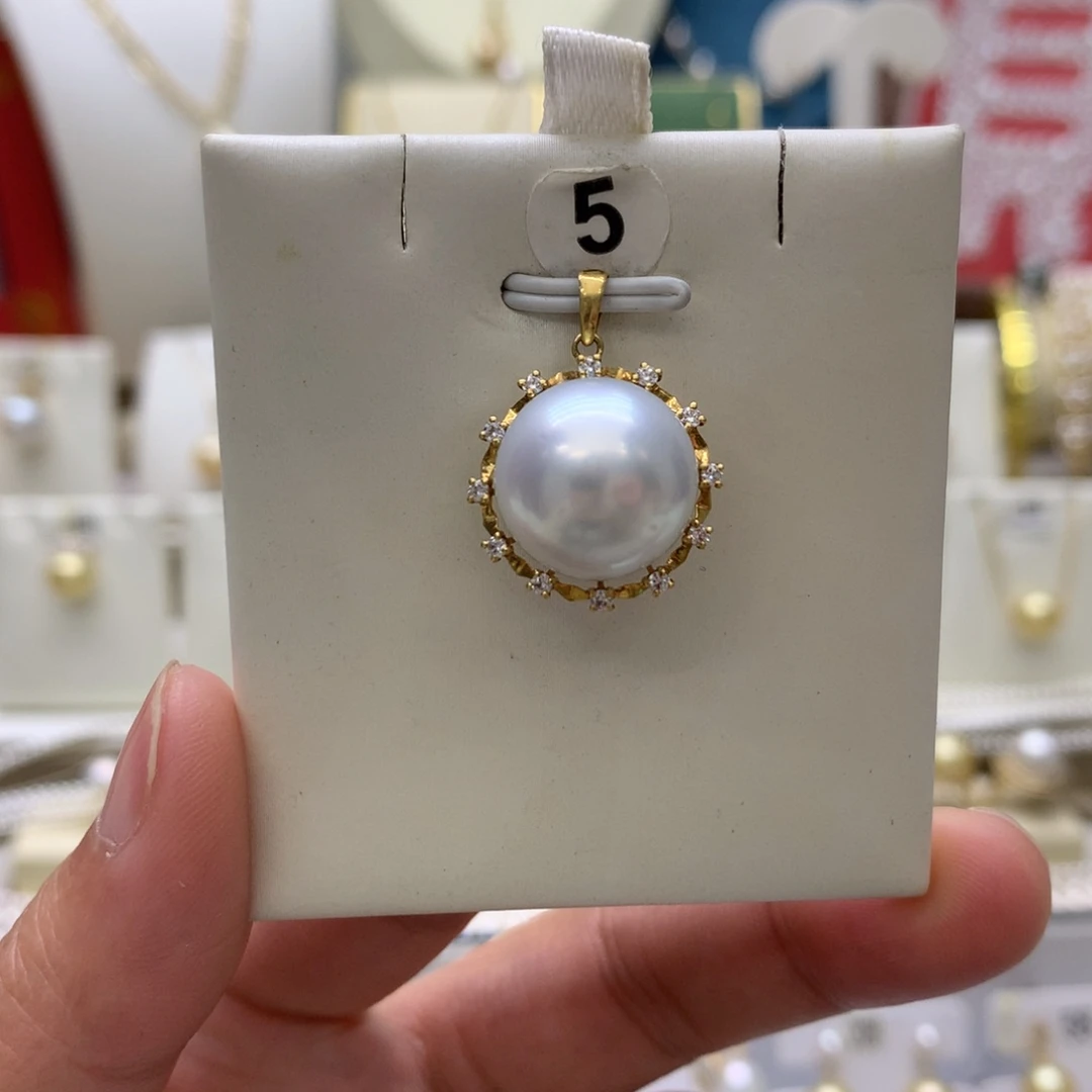 18K金镶嵌海水珍珠吊坠(不含链)