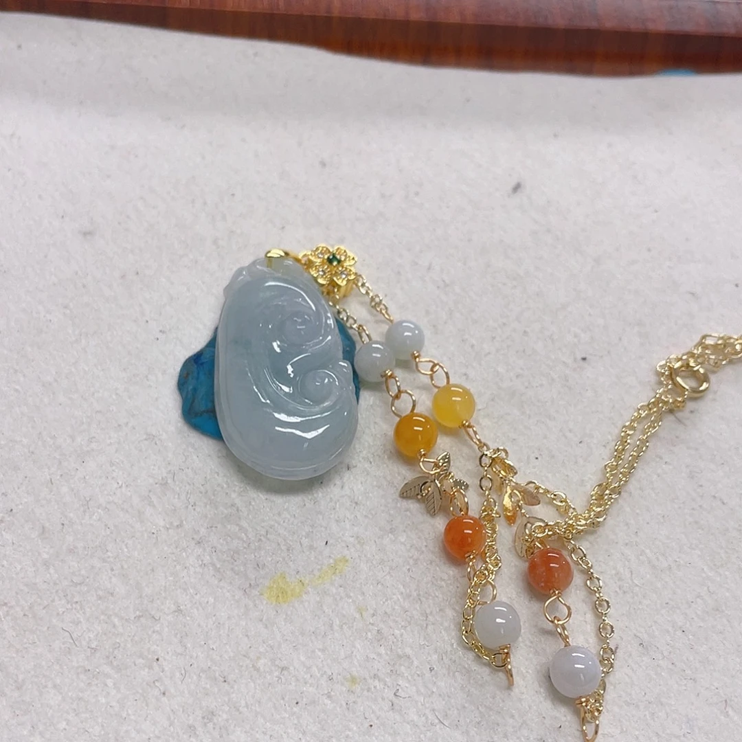 翡翠未镶嵌颈饰如意