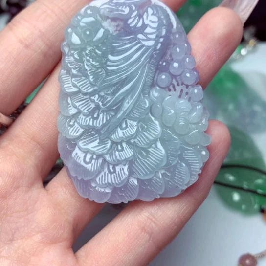 翡翠吊坠(不含链)未镶嵌小**?