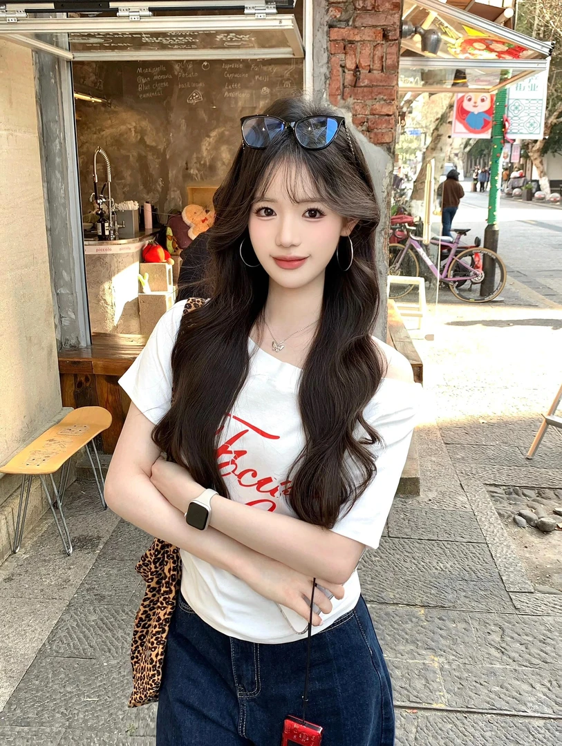 美式复古字母印花斜肩短袖T恤女夏季设计感辣妹小众宽松白色上衣