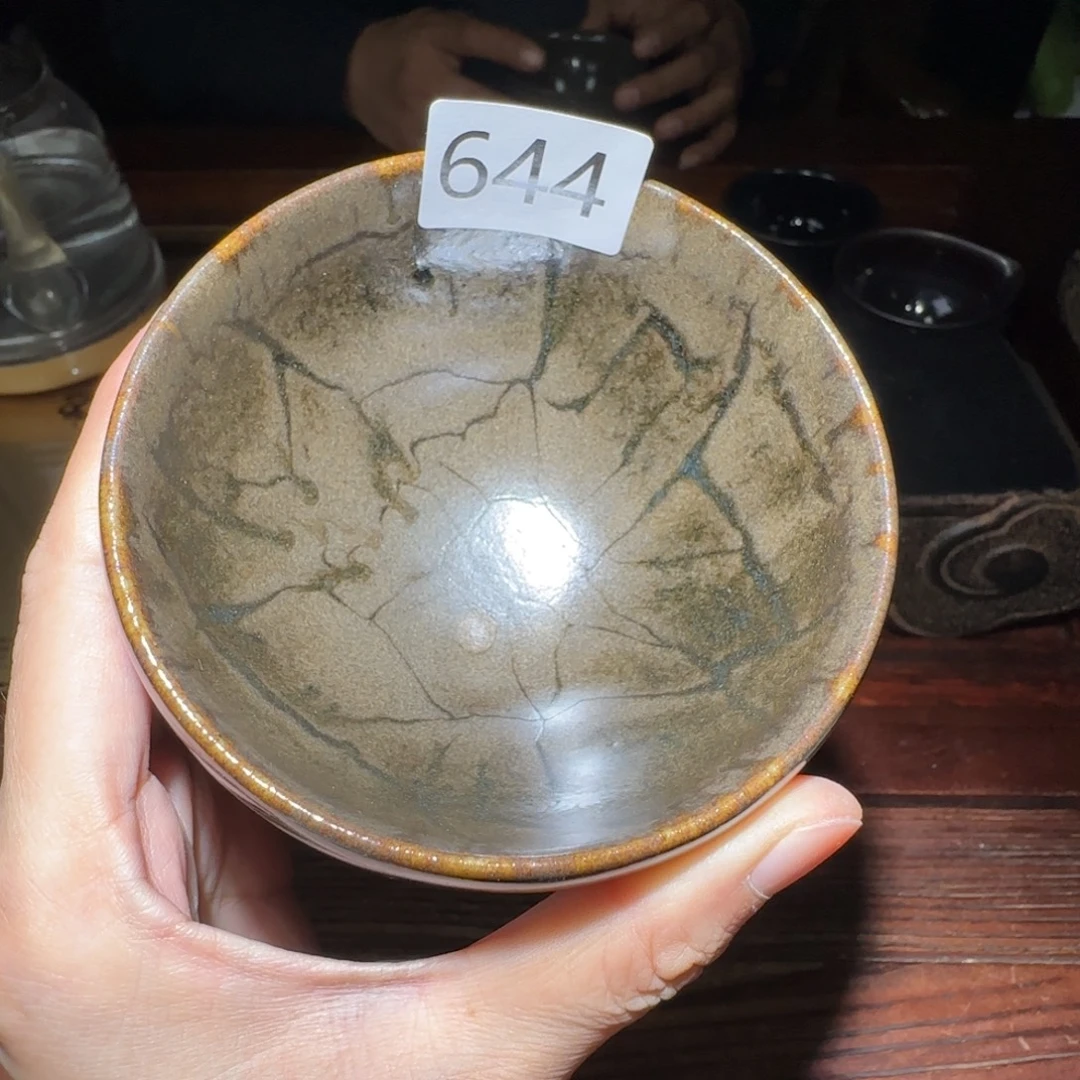 茶盏玲珑茶香飘溢