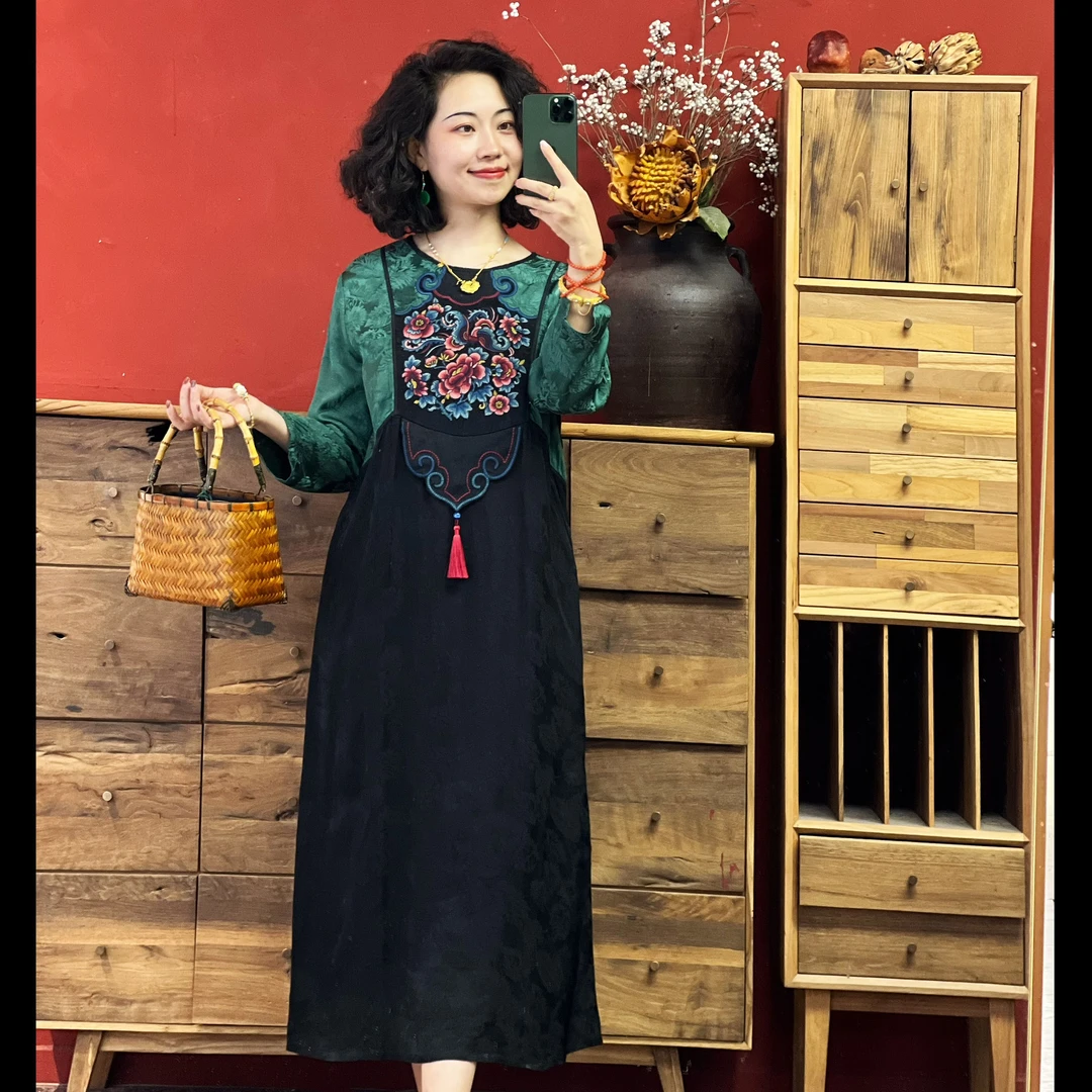 羊在在民族风设计感裙子女提花气质圆领流苏刺绣连衣裙L90068