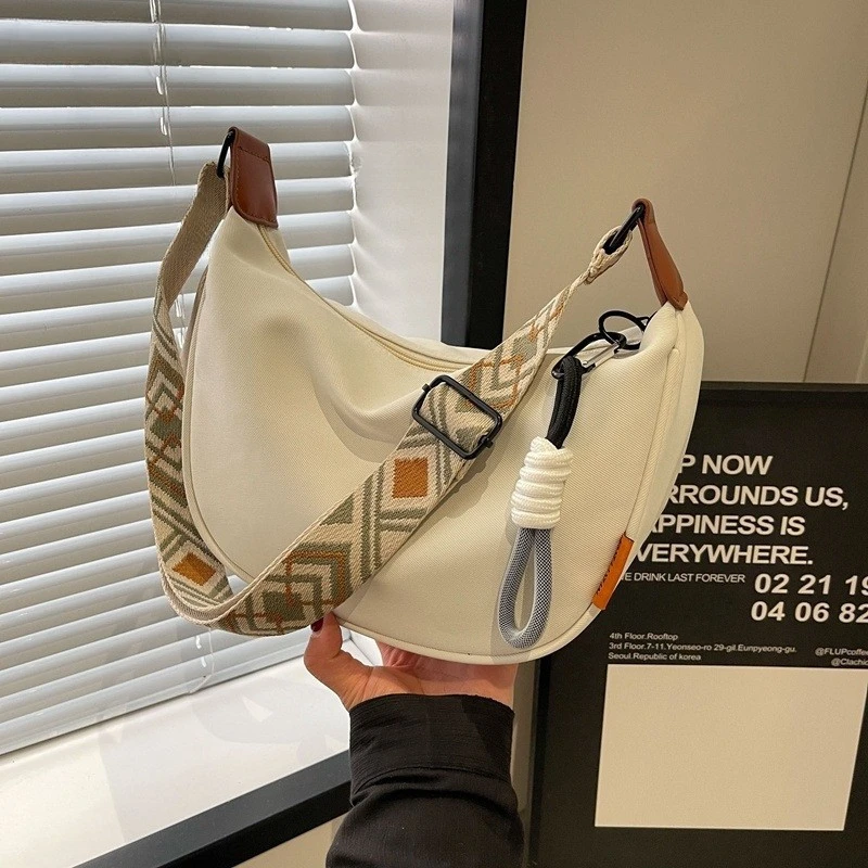 2025新款女士休闲尼龙布包包爆款斜挎饺子包百搭小众单肩通勤包