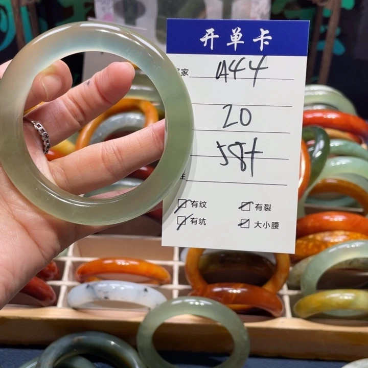 蛇纹石玉未镶嵌手镯…*